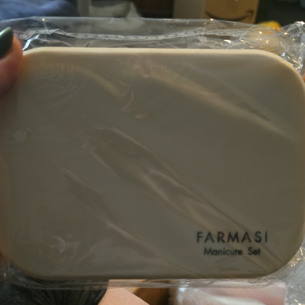 Farmasi Manicure Set in Elegant Cream Case